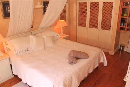 фото отеля Sea Breeze Inn Plettenberg Bay