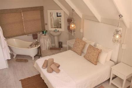 фото отеля Sea Breeze Inn Plettenberg Bay