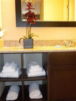 фото отеля Eastland Suites Hotel & Conference Center