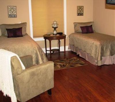 фото отеля Chesterfield Inn Kelowna
