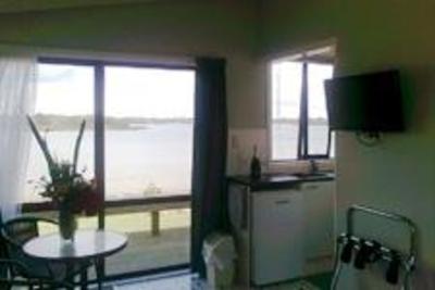 фото отеля Clarks Beach Holiday Park