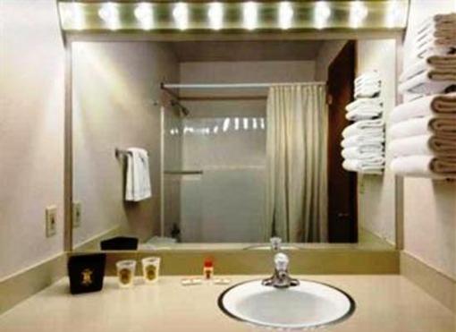фото отеля Super 8 Motel Saint Regis