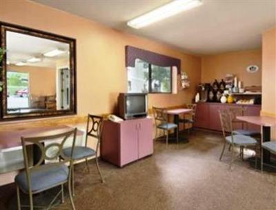 фото отеля Super 8 Motel Saint Regis
