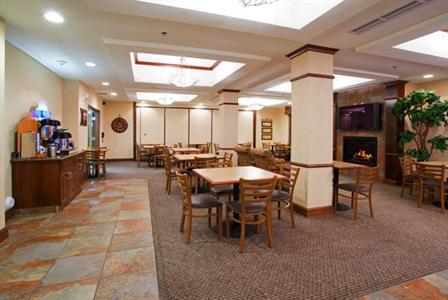 фото отеля Holiday Inn Express Hotel & Suites - Airport East