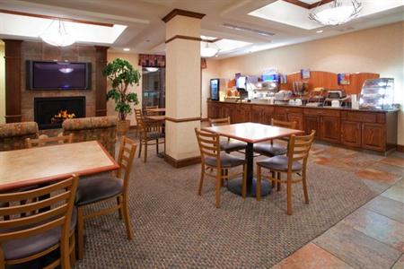 фото отеля Holiday Inn Express Hotel & Suites - Airport East