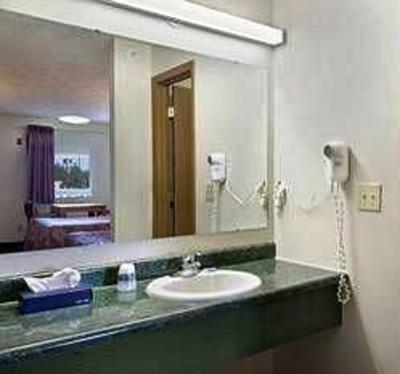 фото отеля Western Inn & Suites Wapakoneta
