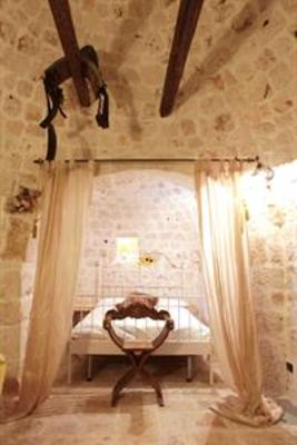 фото отеля Trullo Del Melograno Bed and Breakfast Castellana Grotte