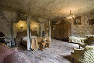 фото отеля Ffaulty Towers Guesthouse