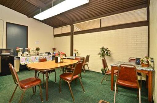 фото отеля Americas Best Value Inn Athens (Texas)