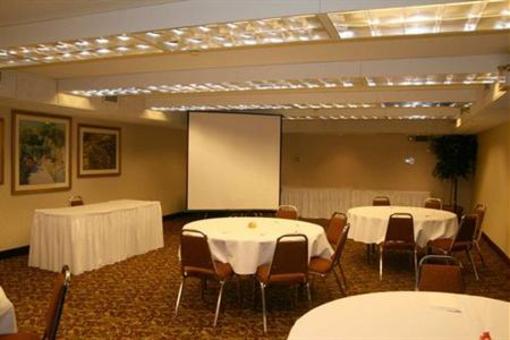 фото отеля AmericInn Hotel & Suites Omaha