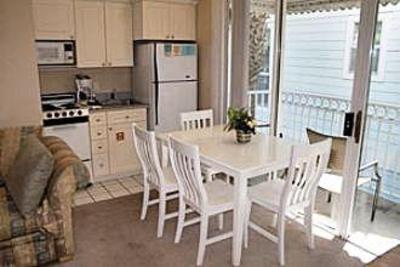 фото отеля ResortQuest Rentals at Nantucket Rainbow Cottages