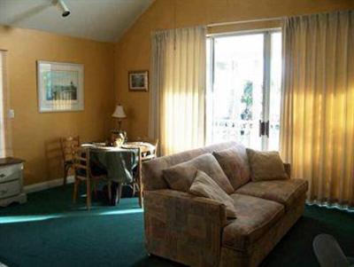 фото отеля ResortQuest Rentals at Nantucket Rainbow Cottages