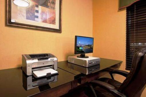 фото отеля Holiday Inn Express London I-70