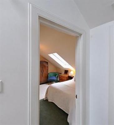 фото отеля 19 Meadow Place Guest House Edinburgh