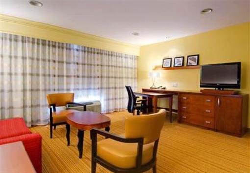 фото отеля Courtyard by Marriott Madison East