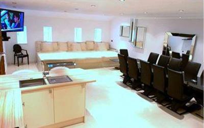 фото отеля Signature Living Call Direct & Save