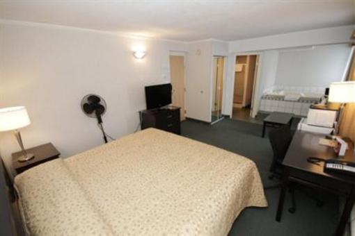 фото отеля High Country Inn Whitehorse