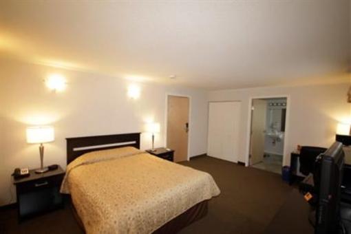 фото отеля High Country Inn Whitehorse