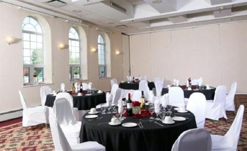 фото отеля High Country Inn Whitehorse