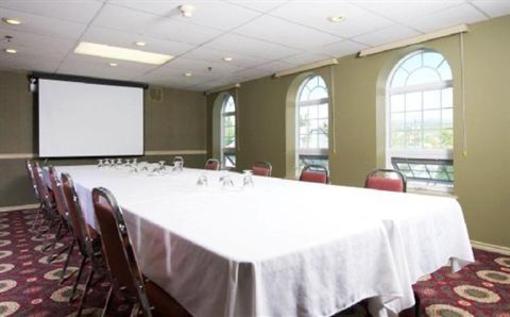 фото отеля High Country Inn Whitehorse