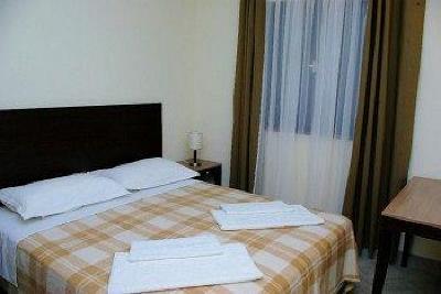 фото отеля Priscapac Apartment Hotel