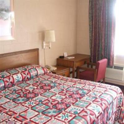 фото отеля Red Carpet Inn Dix