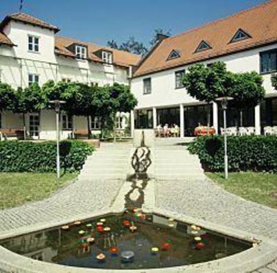 фото отеля Akademie Schönbrunn Gästehaus St. Klara Markt Indersdorf