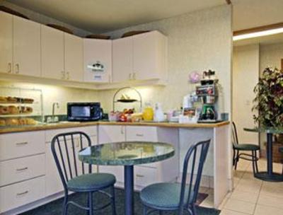 фото отеля Super 8 Motel Seguin