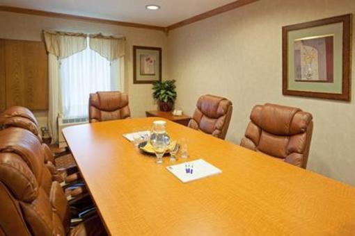 фото отеля Holiday Inn Express Hotel & Suites Brattleboro
