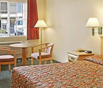фото отеля Howard Johnson Express Inn & Suites - Orange