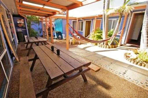 фото отеля Ozzie Pozzie Backpackers Nomads