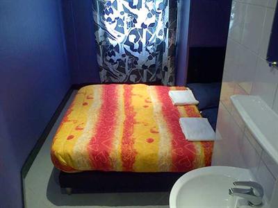 фото отеля Peace and Love Hostel Paris