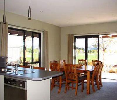 фото отеля Lake Wanaka Villas at Heritage Village Country Resort