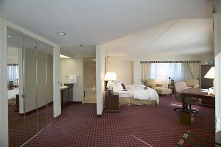 фото отеля Crowne Plaza St Louis Airport