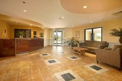 фото отеля Super 8 Motel West Vaudreuil
