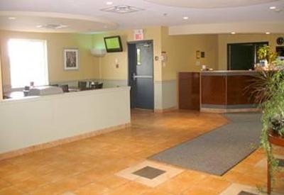 фото отеля Super 8 Motel West Vaudreuil