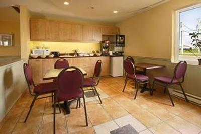 фото отеля Super 8 Motel West Vaudreuil