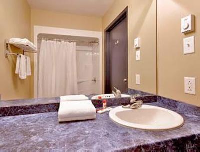 фото отеля Super 8 Motel West Vaudreuil