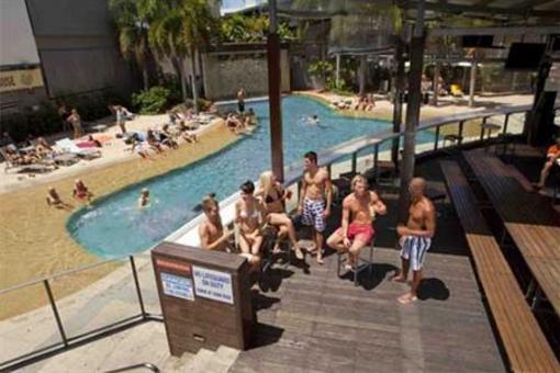 фото отеля Gilligans Backpackers Hotel & Resort