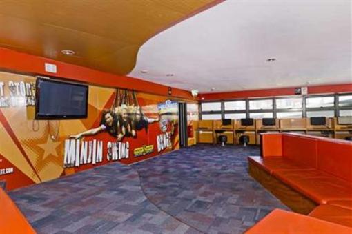 фото отеля Gilligans Backpackers Hotel & Resort