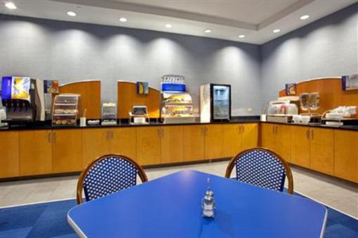 фото отеля Holiday Inn Express Hotel & Suites Norfolk International Airport