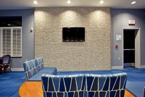 фото отеля Holiday Inn Express Hotel & Suites Norfolk International Airport