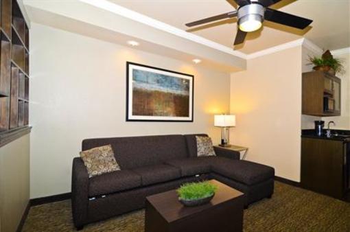фото отеля BEST WESTERN PREMIER Crown Chase Inn & Suites