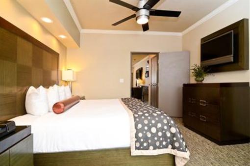 фото отеля BEST WESTERN PREMIER Crown Chase Inn & Suites