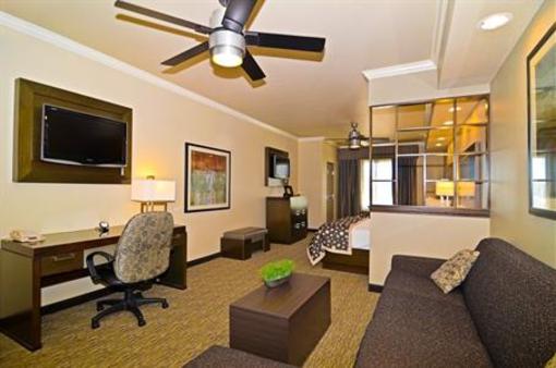 фото отеля BEST WESTERN PREMIER Crown Chase Inn & Suites