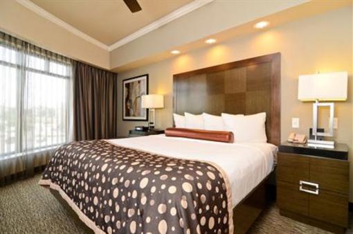 фото отеля BEST WESTERN PREMIER Crown Chase Inn & Suites