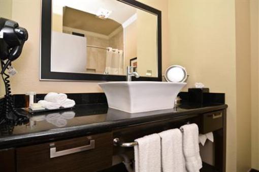 фото отеля BEST WESTERN PREMIER Crown Chase Inn & Suites