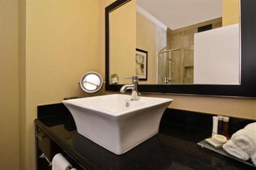 фото отеля BEST WESTERN PREMIER Crown Chase Inn & Suites