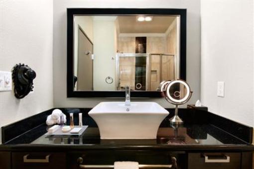 фото отеля BEST WESTERN PREMIER Crown Chase Inn & Suites