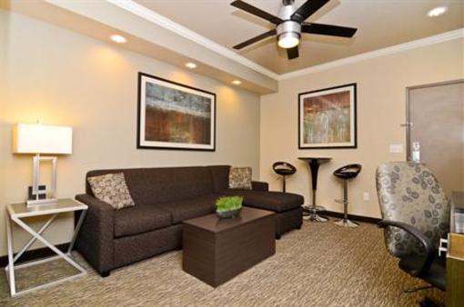 фото отеля BEST WESTERN PREMIER Crown Chase Inn & Suites